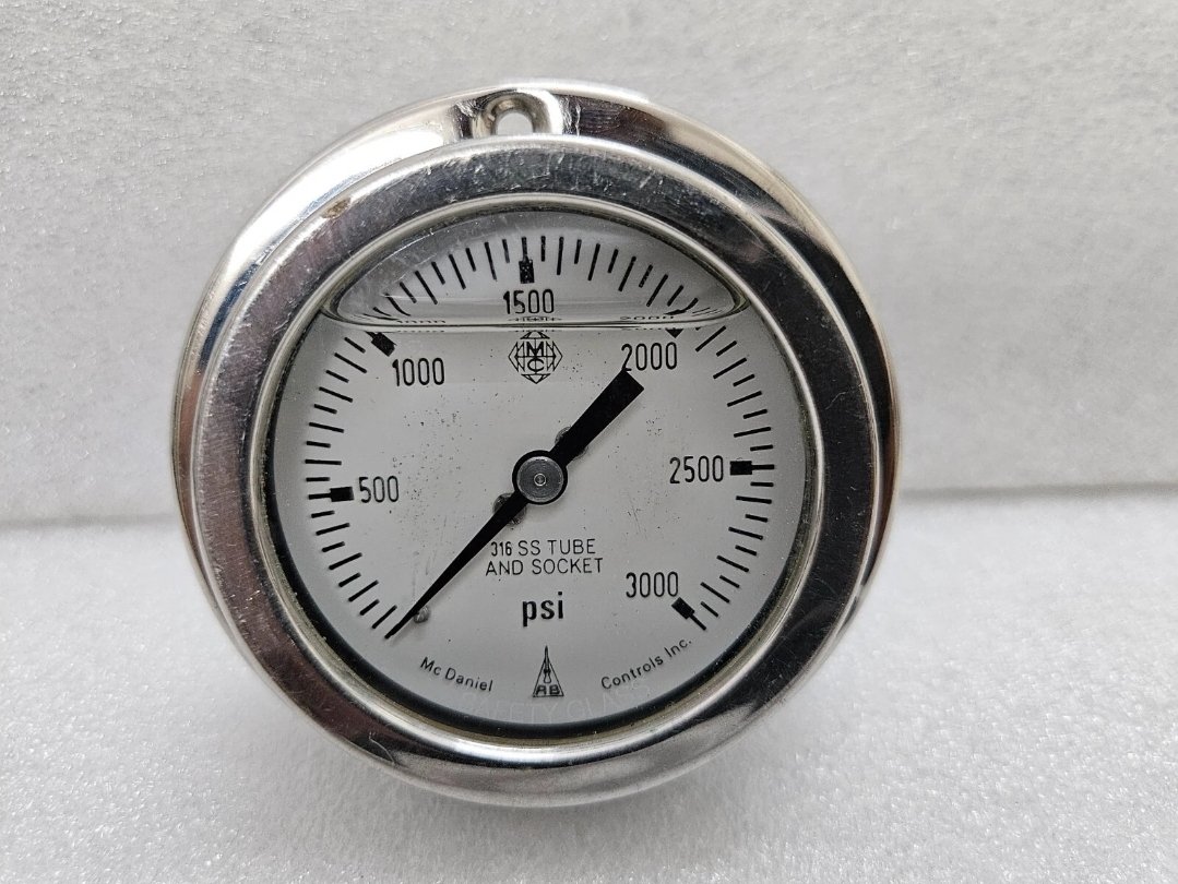 MC Daniel controls 316ss tube and socket 0-3000 psi pressure gauge